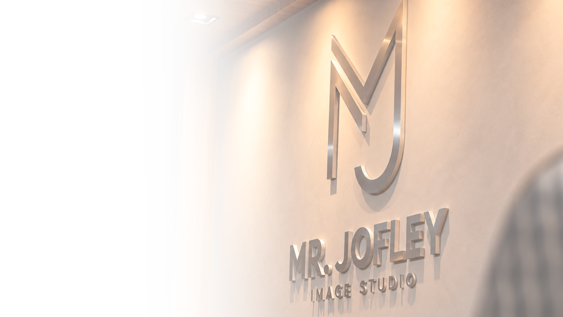 Letreiro metálico Mr. Jofley Image Studio na parede do studio